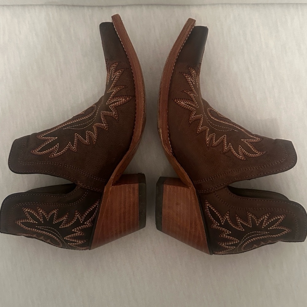 Ariat Women’s Size 6.5 Dixon Weathered Ankle Western Bootie Cut Out Side Panels - Picture 7 of 11